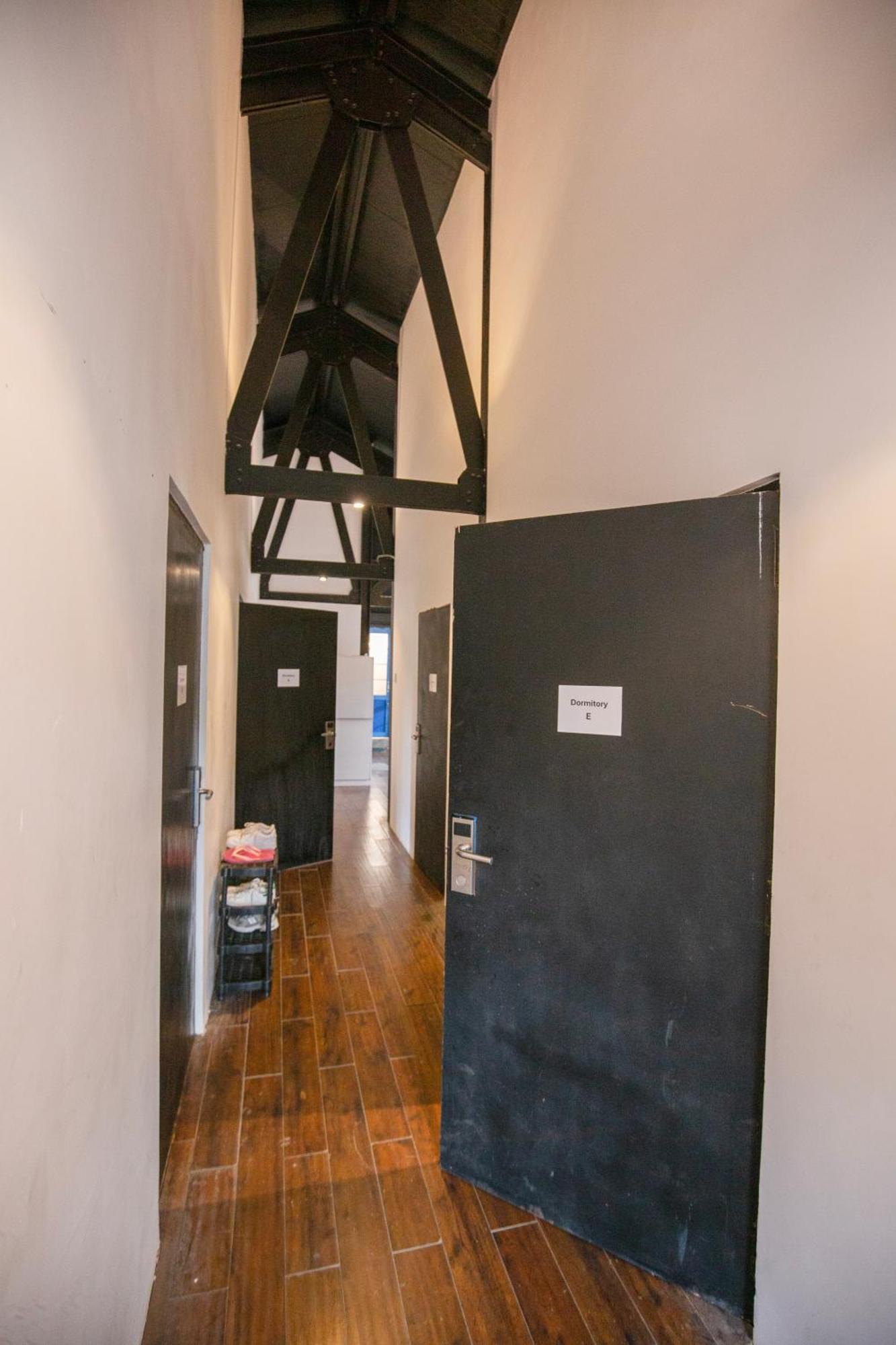 Hangover Hostels Элла Экстерьер фото